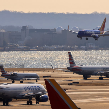 Пътнически полет който се готвел да излети близо до Вашингтон и пристигащ