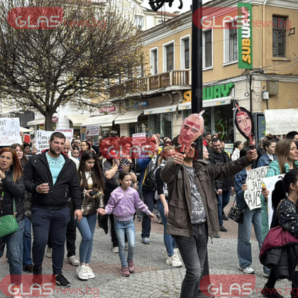 Освирквания скандирания и кучешки лай огласиха пространството около Съдебната палата