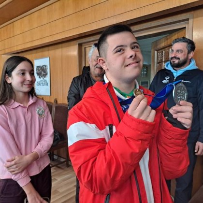 С усмивка озаряваща залата и медал който блести не само