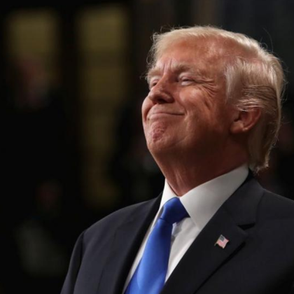 Американският президент Доналд Тръмп заяви че няма да уволнява никого