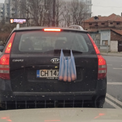 Жители на Ямбол станаха свидетели на необичайна гледка – автомобил с найлонова