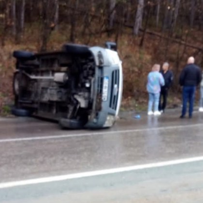 Инцидент с преобърнат автомобил е станал днес по пътя между