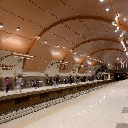 Неизвестен нападна млада двойка в столичното метро а след това