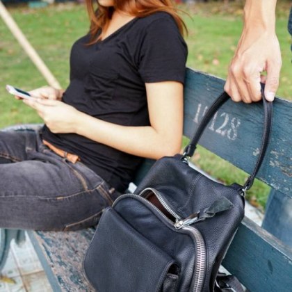 Млад мъж извършил кражба на дамска чанта е заловен в