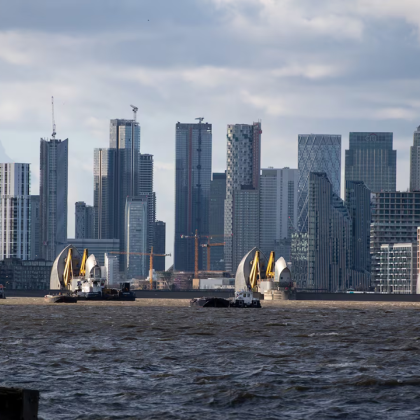 Хеликоптери и лодки за спешна помощ претърсват лондонската река Темза