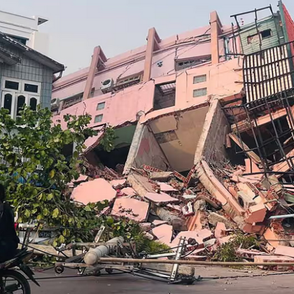 Участници в спасителните операции след разрушителното земетресение в Мианмал извадиха трима