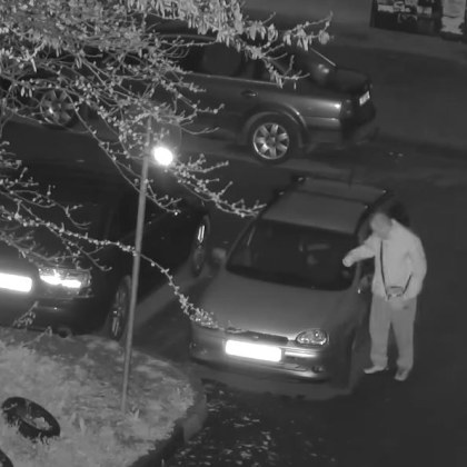 Вандалска проява попадна на видео Мъж посегна на паркирана кола