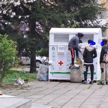 Трима показаха как се берат безплатни дрехи Жена и две