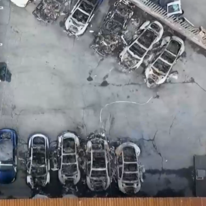 17 автомобила Tesla изгоряха в пожар в магазин на компанията