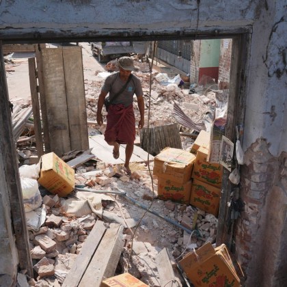 Жена беше извадена жива изпод руините на сграда в Мианмар