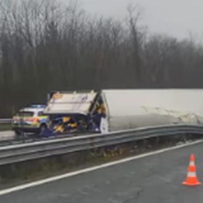 Тежкотоварен автомобил се е обърнал тази сутрин на автомагистрала Хемус