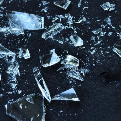 Винтоверт е хвърлен по кола пред десетки хора и по