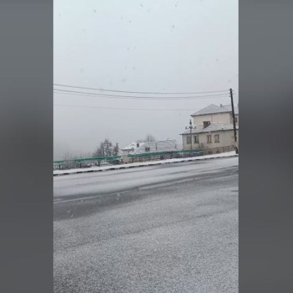 Априлски сняг вали в Родопите За това съобщават жители на