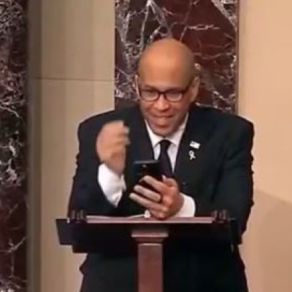 Демократът Кори Букър подобри рекорда за най дълга реч в американския