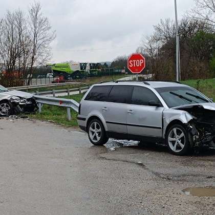 Два леки автомобила са се блъснали днес във Великотърновско Инцидентът