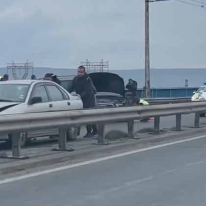 На Аспаруховия мост във Варна е възникнал пътен инцидент съобщават