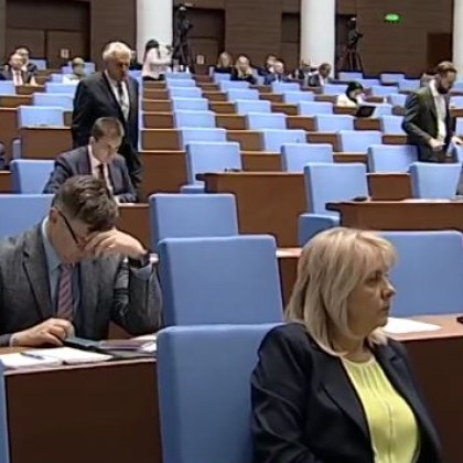 Работната седмица на депутатите започва с обсъждане на вот на
