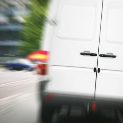 На 31 и март бус паркиран в столичния ж к Люлин 6