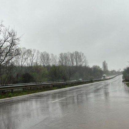 Река Лева край Железния мост до Враца излезе от коритото