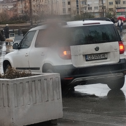 Шофьор подкара Шкода директно на площада пред Националния дворец на