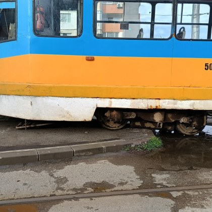 Трамвай движещ се по линия номер 11 дерайлира в столичния