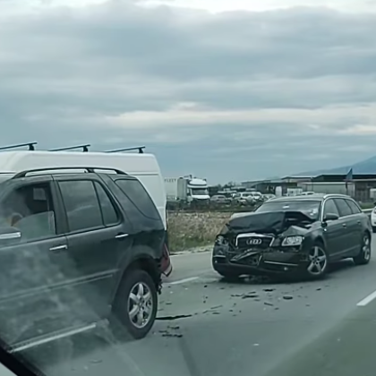 Катастрофа стана днес на пловдивското Околовръстно Лек автомобил е блъснал