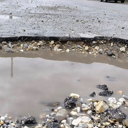 Шофьор стана жертва на огромен кратер зейнал на улица в