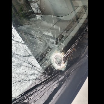 Семейство откри паркираната си пред дома си кола помляна Предното обзорно