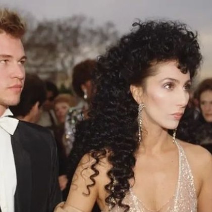 78 годишната американска певица Шер която излизаше с актьора Вал Килмър