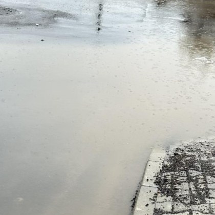 Шахтата по средата на кръстовището е най сухото нещо на пътя