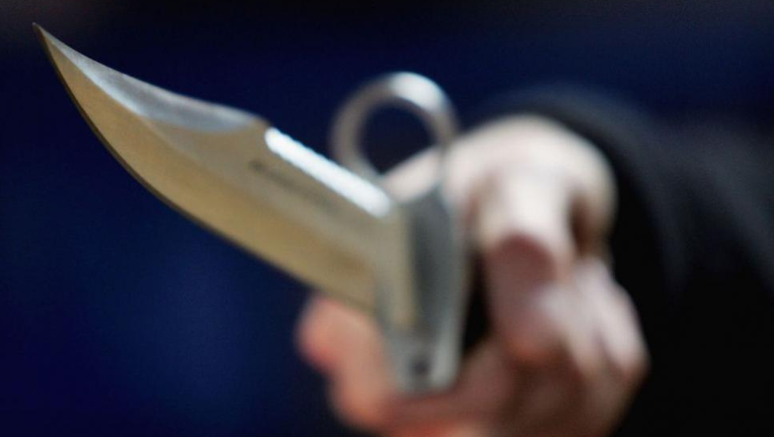 17-годишен тийнейджър заплаши с нож и ограби дете