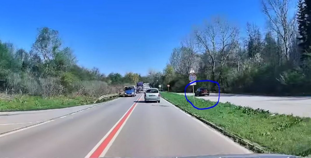Абсурдно: шофьор изпревари през отбивка в Плевенско ВИДЕО