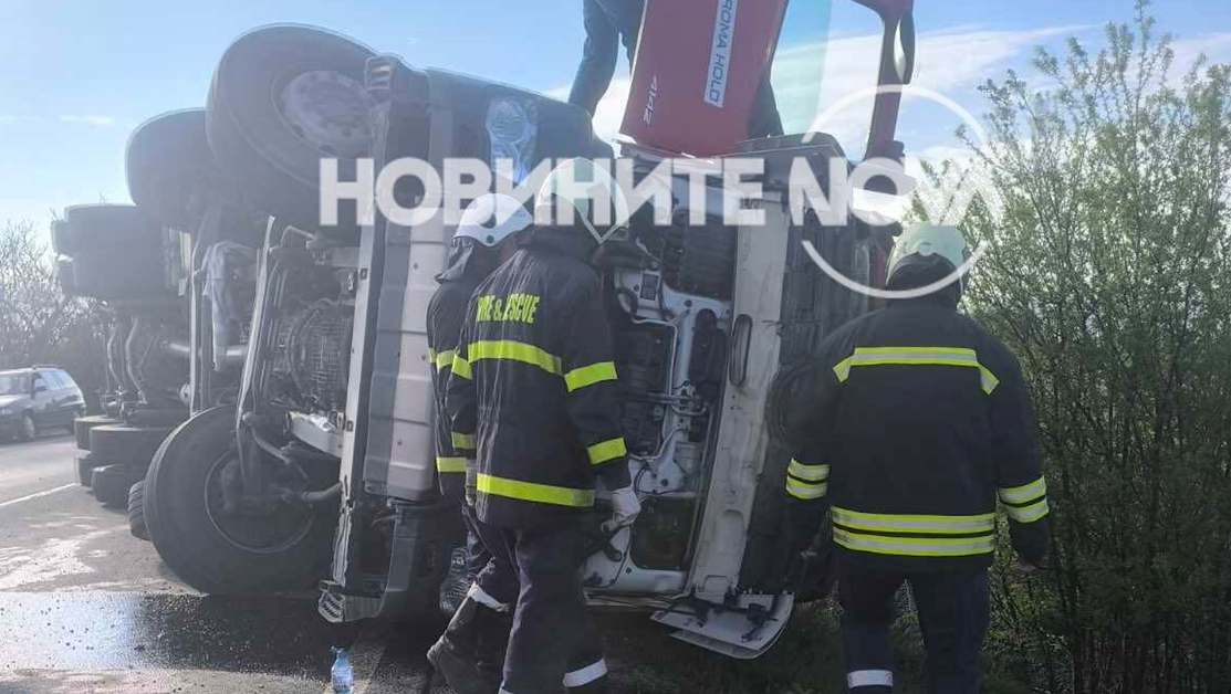 Камион с асфалт се обърна край Казанлък, шофьорът пострада