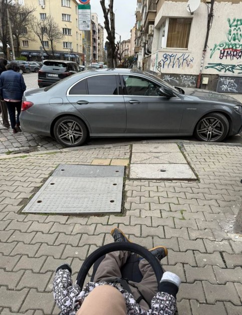 Левитират  ли количките? Лъскав Мерцедес разгневи майка в София СНИМКА