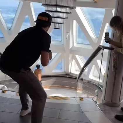 В интернет се появиха кадри от гигантски вълни които удрят