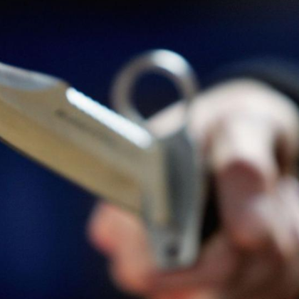 17 годишен тийнейджър заплаши с нож и ограби дете в Ботевград съобщиха от