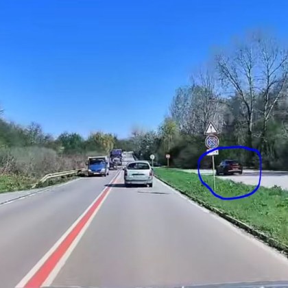 Абсурдна маневра на път в Плевенско Шофьор реши да изпревари друг