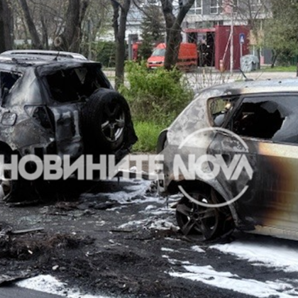 Пет коли се подпалиха тази нощ в бургаския комплекс Славейков Единият