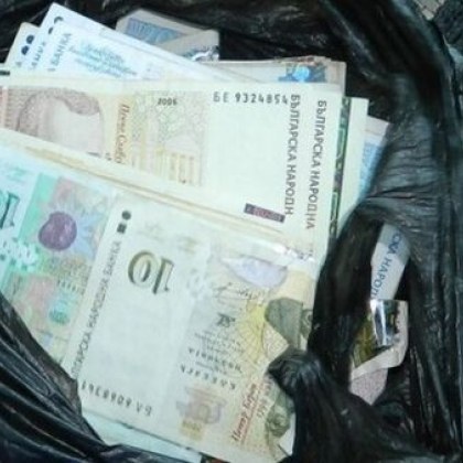 Дете откри голяма сума пари в метрото докато е с един от