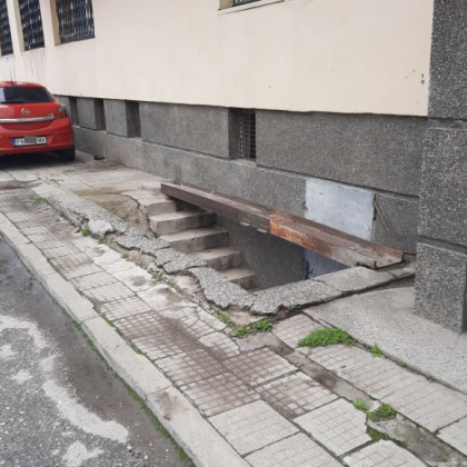 Пред един обикновен вход на блок се появи необикновено инженерно