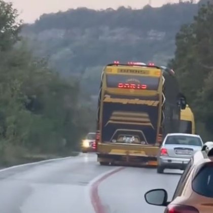 Докато България е потресена от трагичната катастрофа между кола и