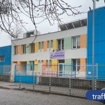 Наказват учителката карала дете да бърка в тоалетна чиния за