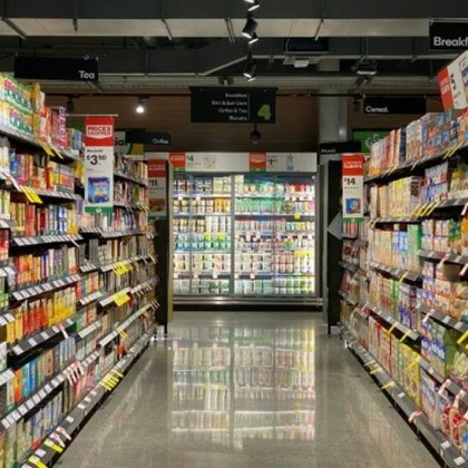 Възрастна жена която случайно беше заключена в супермаркет цяла нощ се възползва