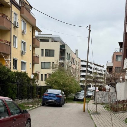 Във вихъра на модерното строителство: стълб се появи на улица в София СНИМКА