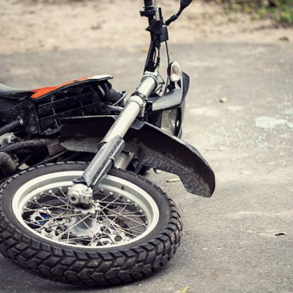 Лекари се борят за живота на 18 годишен водач на кросов