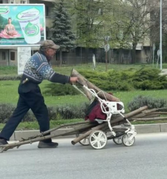 Опасно! Мъж пое през кръгово в Карлово ВИДЕО