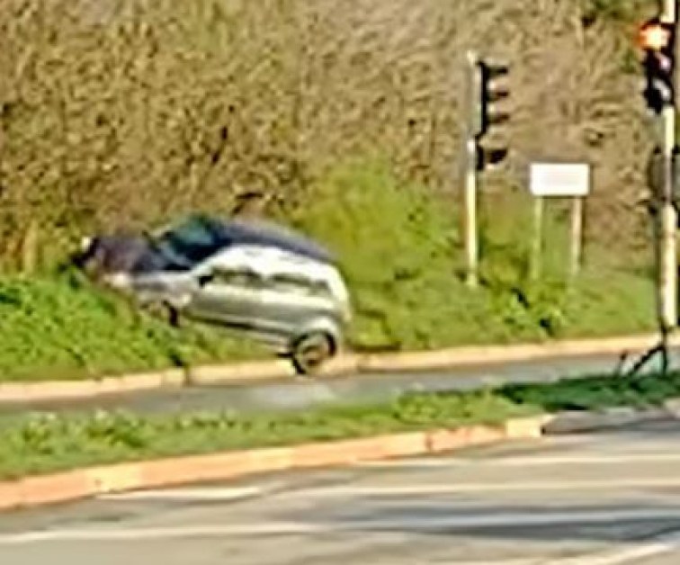 Шофьор изпусна завой, вряза се в скат ВИДЕО