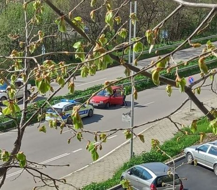Шофьор пое в насрещното, попадна на патрулка СНИМКА