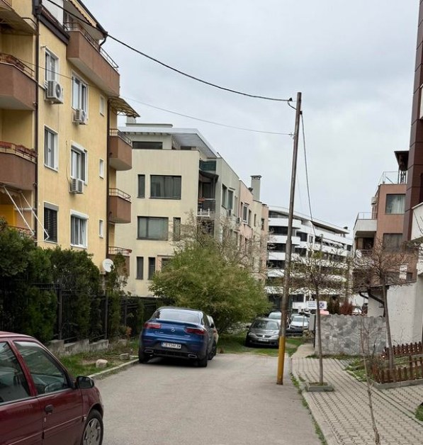 Във вихъра на модерното строителство: стълб се появи на улица в София СНИМКА
