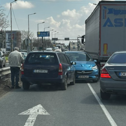 Две коли се блъснаха челно в София Катастрофата е станала